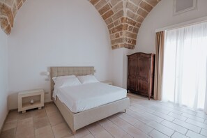 7 slaapkamers, een kluis op de kamer, een bureau