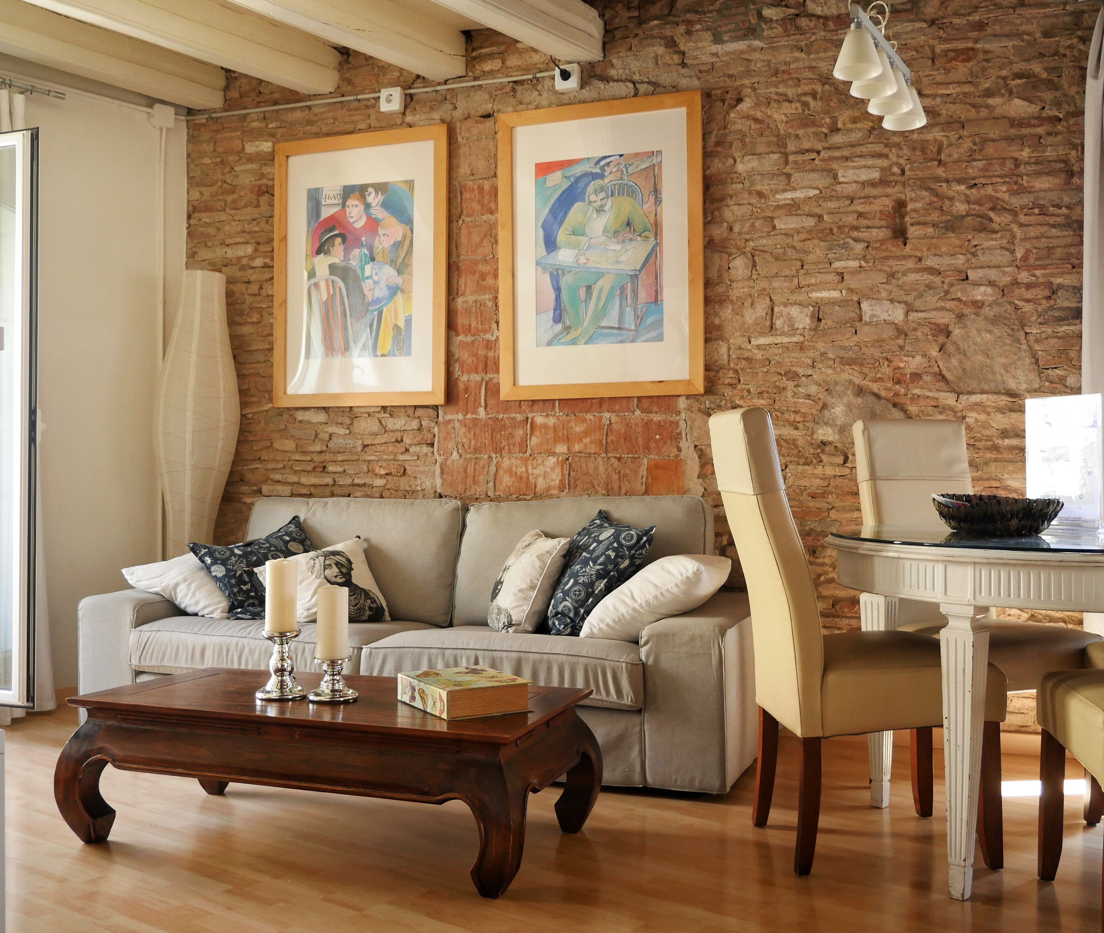 Apartment (0 Bedroom) | Living room | 35-inch TV with cable channels