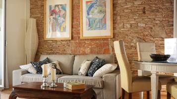 Apartment (0 Bedroom) | Living room | 35-inch TV with cable channels