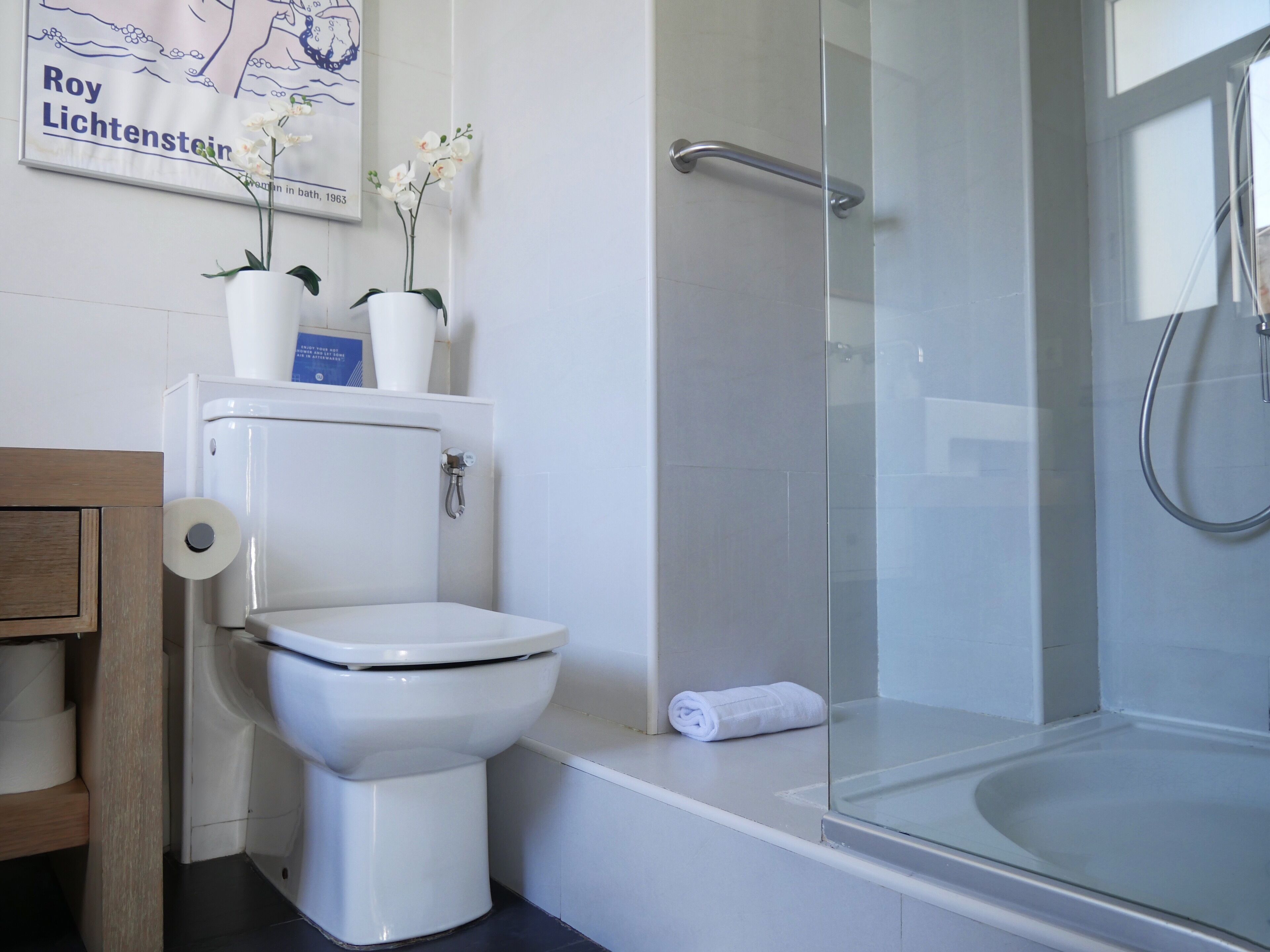 Appartement (0 Bedroom) | Badkamer | Een douche, handdoeken, toiletpapier