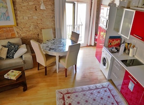 Apartamento (0 Bedroom) | Zona de estar | Televisión de 35 pulgadas con canales por cable