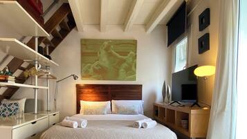 Tabla de planchar con plancha y ropa de cama