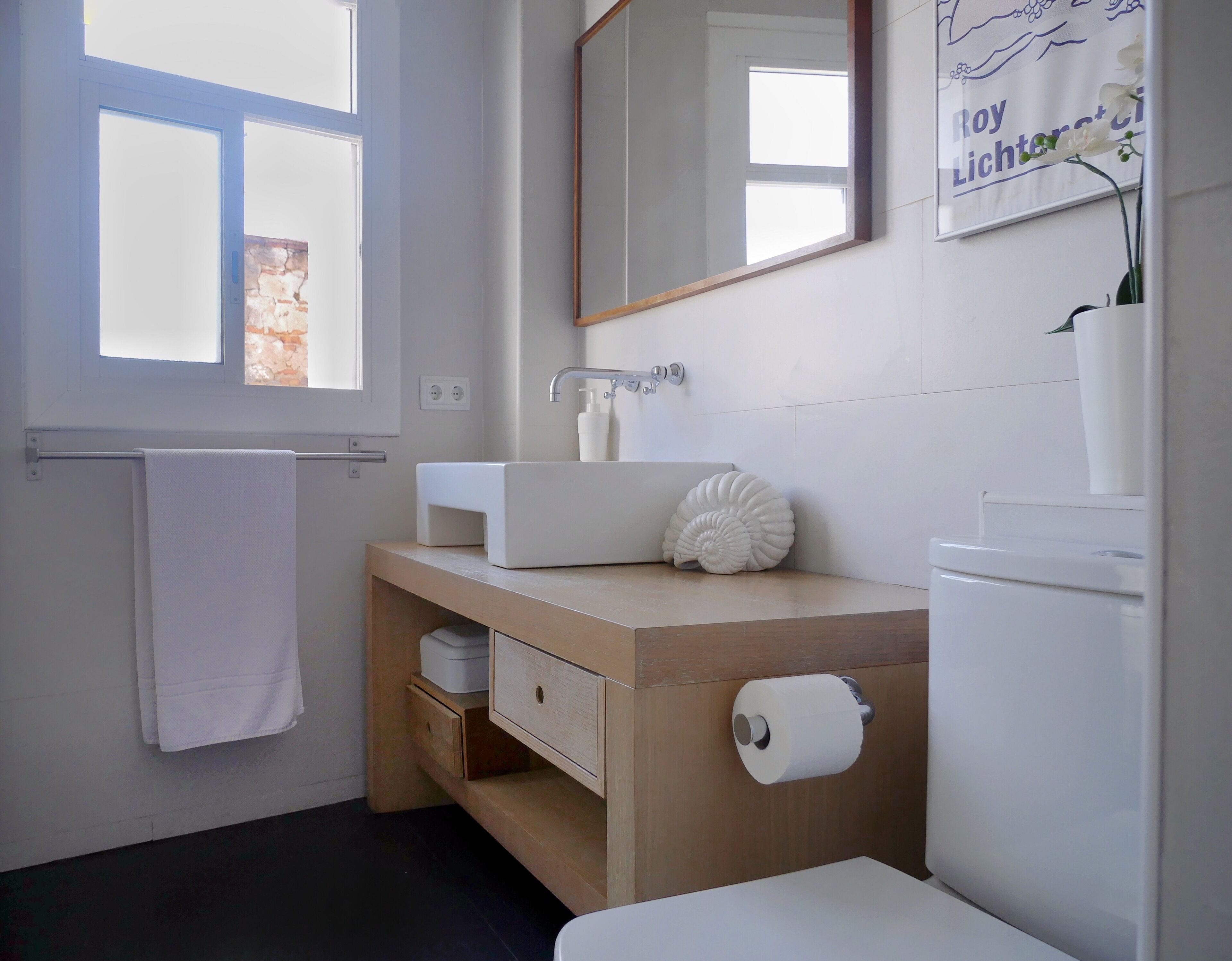 Appartement (0 Bedroom) | Badkamer | Een douche, handdoeken, toiletpapier