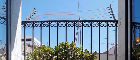 Tabla de planchar con plancha y ropa de cama