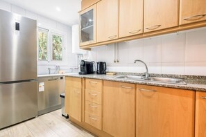 Microwave, coffee/tea maker, electric kettle, cookware/dishes/utensils - Stay U-nique Apartments Sant Nicolau (Barcelona)