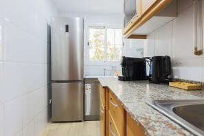Lò vi sóng, dụng cụ pha cà phê/trà, ấm điện 