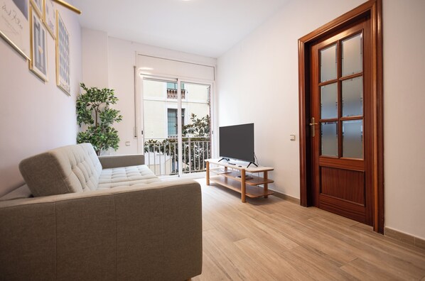 35-inch TV with digital channels - Stay U-nique Apartments Sant Nicolau (Barcelona)