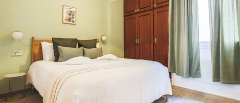 2 bedrooms, iron/ironing board, free cots/infant beds, free WiFi