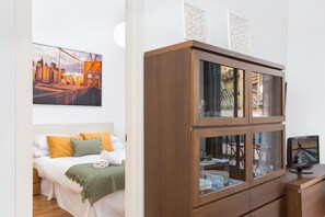 2 bedrooms, iron/ironing board, free cots/infant beds, bed sheets - Stay U-nique Apartments Balmes (Barcelona)