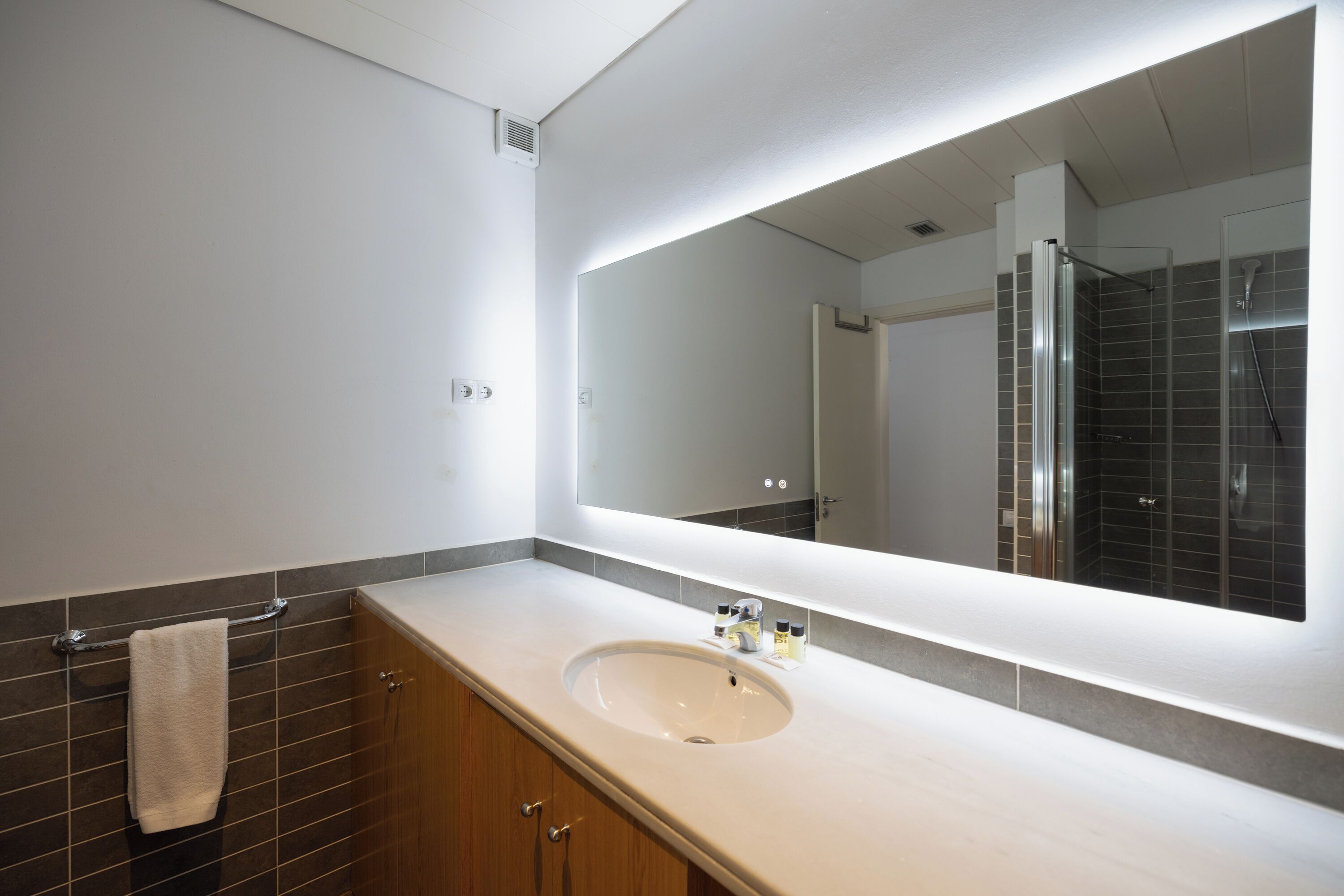 Apartemen (2 Bedrooms) | Kamar mandi | Shower, handuk,  dan tisu toilet