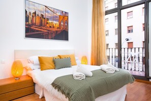 2 bedrooms, iron/ironing board, free cots/infant beds, bed sheets - Stay U-nique Apartments Balmes (Barcelona)