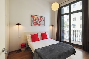 2 habitaciones, tabla de planchar con plancha y cunas gratuitas 