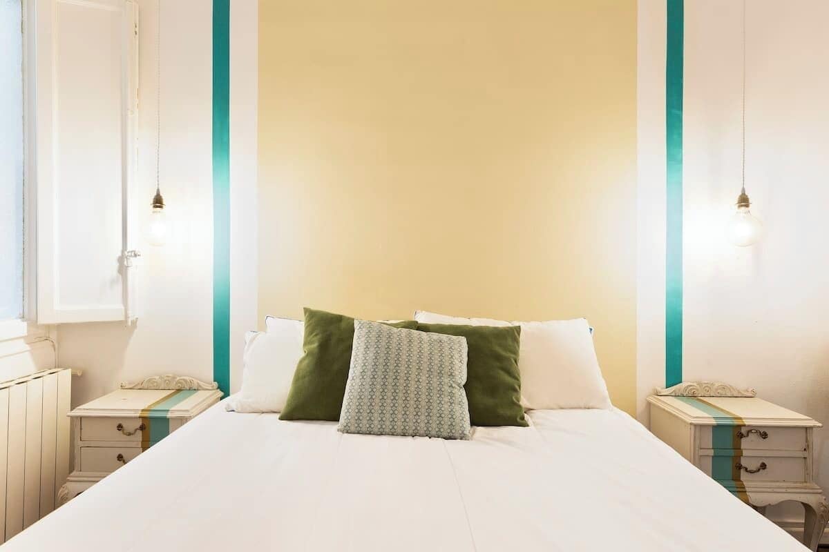 4 habitaciones, tabla de planchar con plancha y ropa de cama 