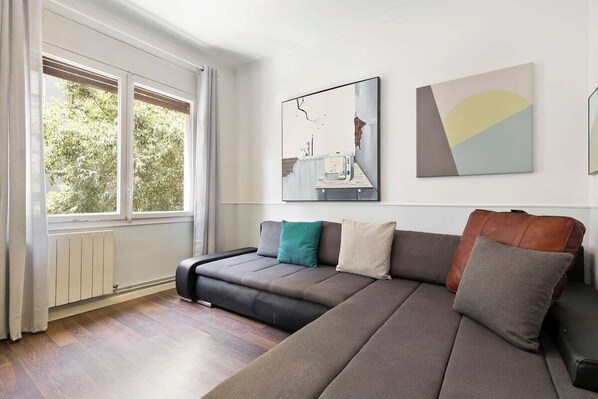 Leilighet (3 Bedrooms) | Oppholdsrom | En 35-tommers TV med kabel-kanaler