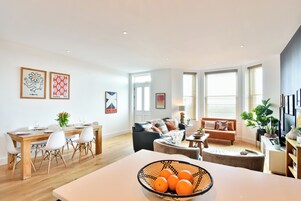 Apartamento de lujo, 2 habitaciones, Se admiten mascotas, vistas a la playa | Cocina privada | Trona infantil