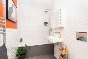 Luxe appartement, 2 slaapkamers, huisdieren toegestaan, uitzicht op strand | Badkamer | Gratis toiletartikelen, handdoeken, zeep, shampoo