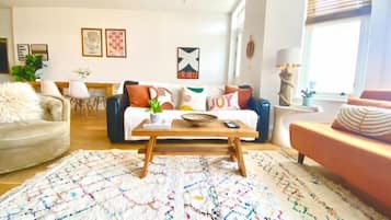 Luxury Apartment, 2 Bedrooms, Pets Allowed, Beach View | Living area