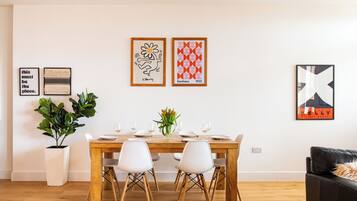 Luxury Apartment, 2 Bedrooms, Pets allowed, Beach View | In-room dining