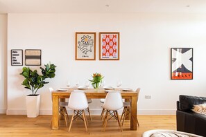 Luxury-Apartment, 2 Schlafzimmer, Haustiere gestattet, Strandblick | Essbereich im Zimmer