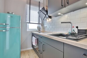 Réfrigérateur, four, plaque de cuisson, cafetière/bouilloire