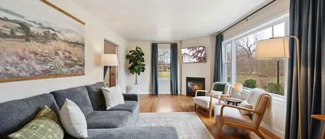 TV connectée, cheminée, espaces bureaux