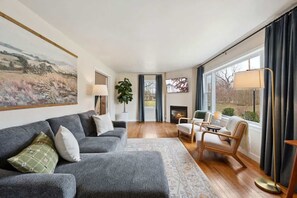 Een smart-tv, een open haard en een kantoor