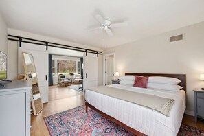 3 bedrooms, desk, iron/ironing board, free WiFi - Cherry Brick Cottage-Walking distance to downtown Egg Harbor! (Egg Harbor)