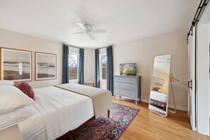 3 bedrooms, desk, iron/ironing board, free WiFi