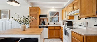 Cherry Brick Cottage-Walking distance to downtown Egg Harbor!