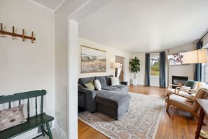 Smart-TV, Kamin, Arbeitsbereiche