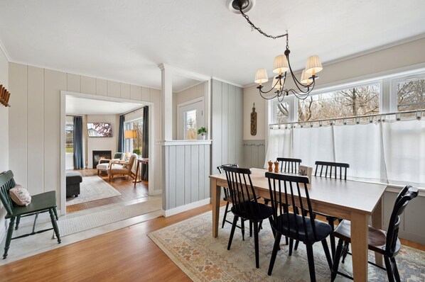 Dining - Cherry Brick Cottage-Walking distance to downtown Egg Harbor! (Egg Harbor)