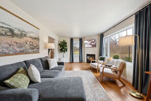 Smart TV, chimenea y oficina 