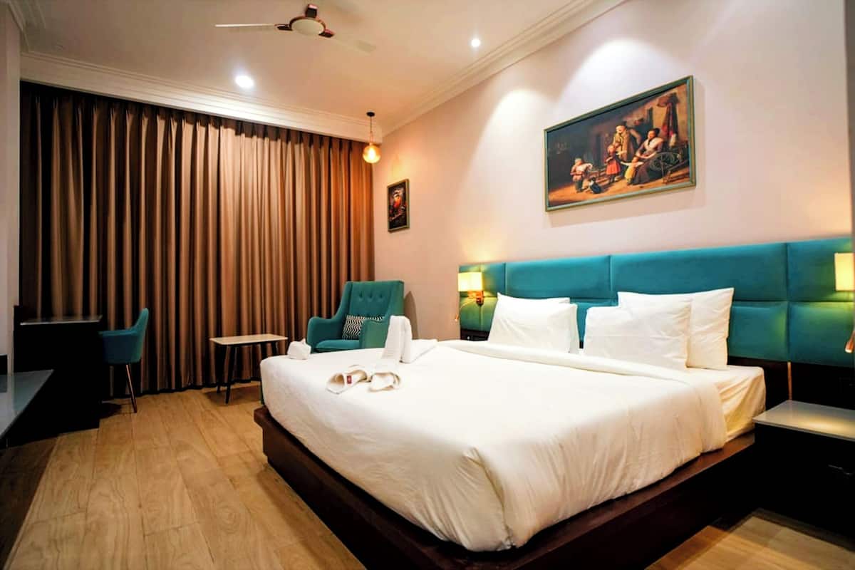 In-room safe, desk, soundproofing, bed sheets