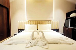 Dobbeltrom – premium, byutsikt | Safe på rommet, skrivebord, lydisolert og sengetøy