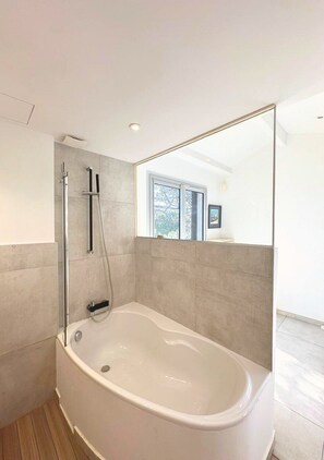 提供毛巾、廁紙