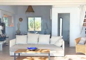 Living area - Waterfront Villa Benedettu (Lecci)