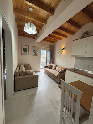 Family Suite, Balcony | Desk, soundproofing, free WiFi - Maison Apartments (Vlore)