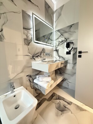 Superior Apartment, Balcony | Bathroom | Free toiletries, slippers, soap, shampoo - Maison Apartments (Vlore)