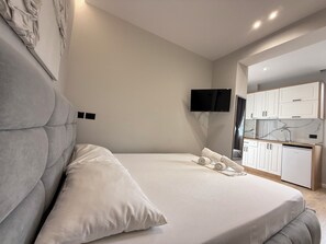 Exclusive Triple Room, Ground Floor | Desk, soundproofing, free WiFi - Maison Apartments (Vlore)