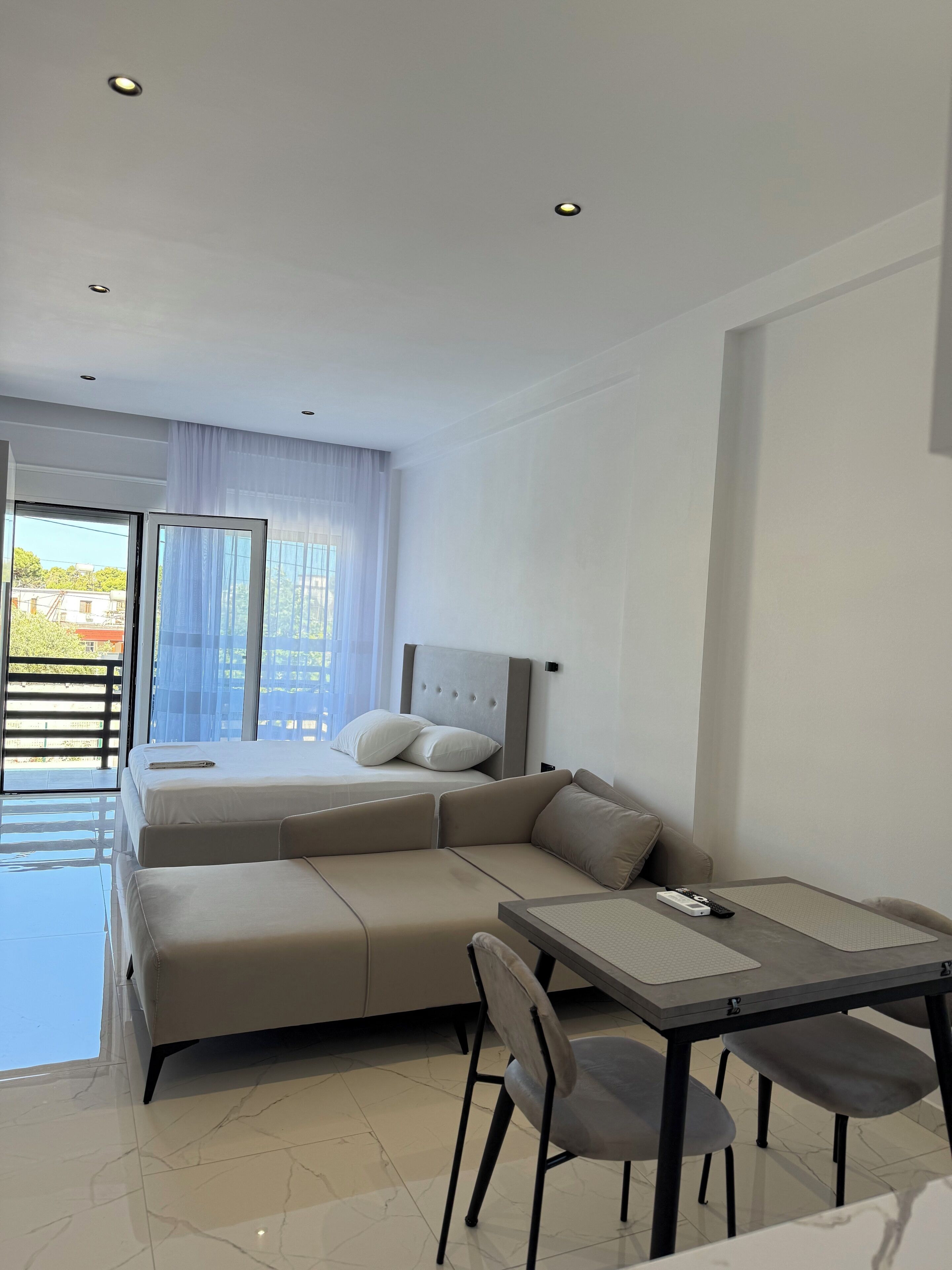 Desk, soundproofing, free WiFi