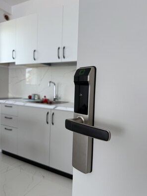 Superior appartement, balkon | Een bureau, geluiddichte muren, gratis wifi