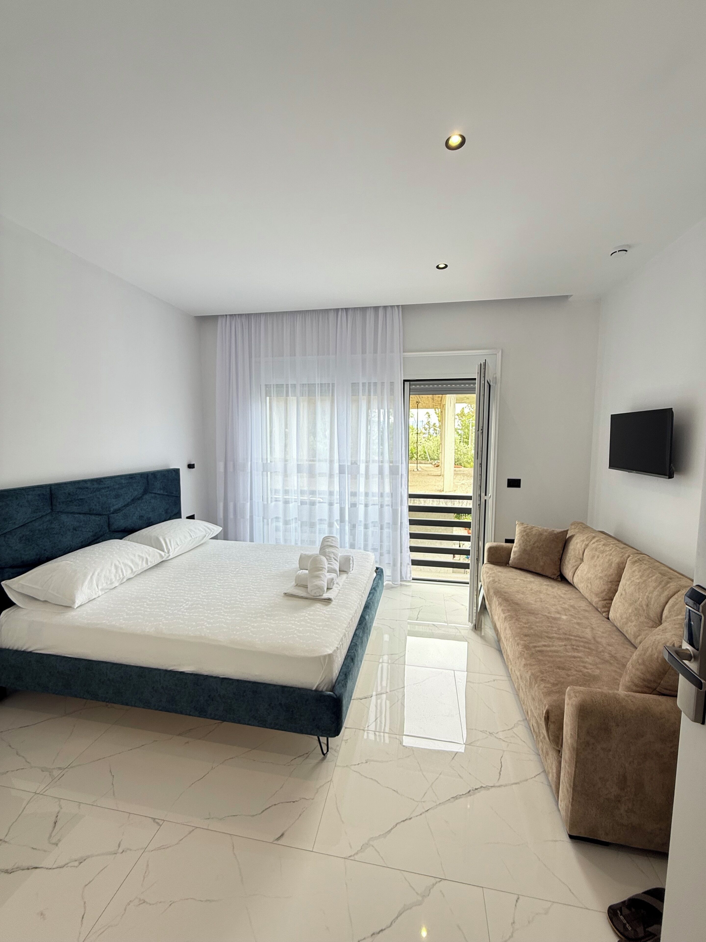 经典三人房 | 办公桌、隔音、免费 WiFi