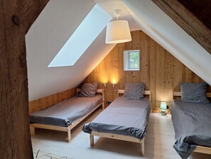 4 bedrooms, iron/ironing board, bed sheets