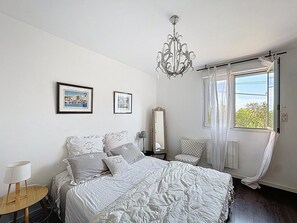 2 bedrooms, iron/ironing board, bed sheets