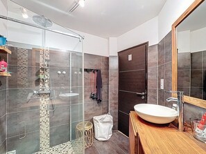 Dusche, Haartrockner, Handtücher, Toilettenpapier