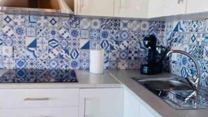 Een koffiezetapparaat/waterkoker, een magnetron, een waterkoker