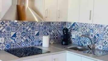 Mikrobølgeovn, kaffe-/temaskine, elkedel, brødrister