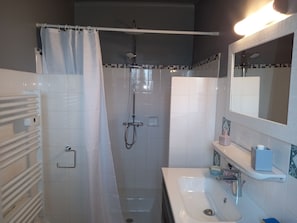 Douche, sĂšche-cheveux, serviettes fournies, savon