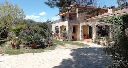 Appartement dans mas provençal de caractÚre au calme à 2 km des plages