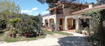 Quiet apartment in a Provencal farmhouse 2 km from the beach